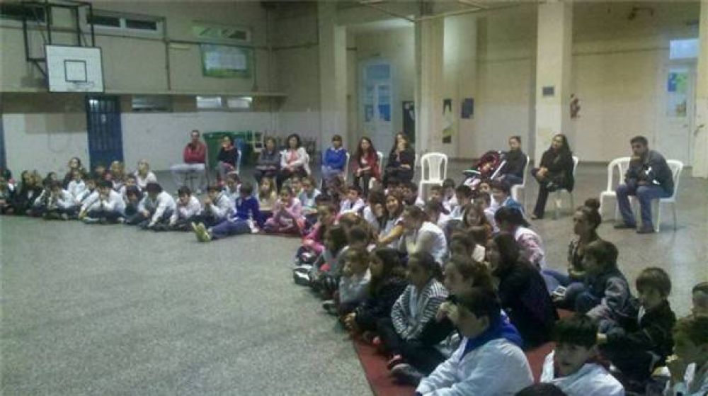 La Escuela N� 1 llev� a cabo una jornada sobre Escuelas, familias y comunidad