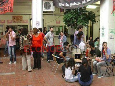 Docentes universitarios se manifestaron con una clase p�blica y asamblea