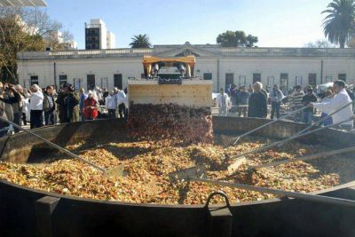 Ahora Bruera y Oliveto van por el guiso de lentejas �mas grande del mundo�