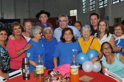 M�s de 800 adultos mayores compartieron una Pe�a Patria