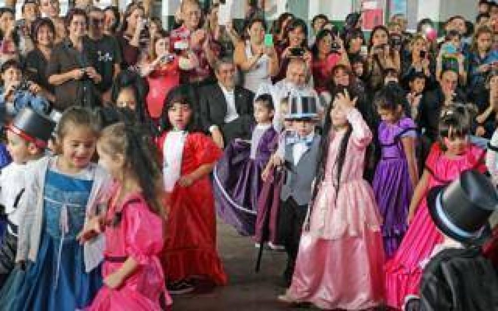 Ferraresi particip de los festejos por la Semana de Mayo en un colegio de Avellaneda