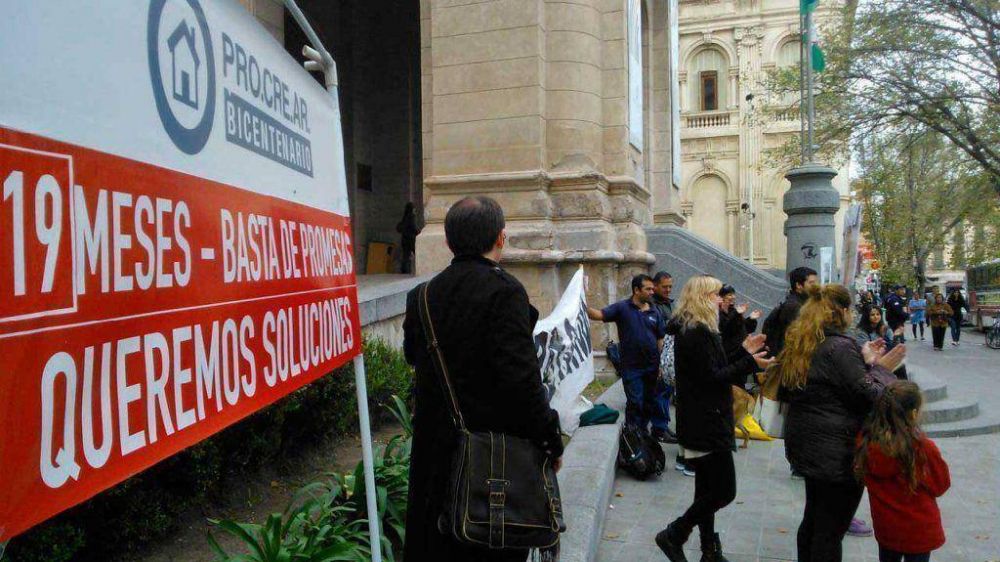 Beneficiarios de Procrear se manifestaron frente a la Comuna por la falta de terrenos