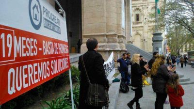 Beneficiarios de Procrear se manifestaron frente a la Comuna por la falta de terrenos