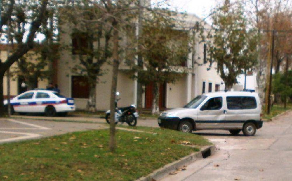 Fuerte choque entre una camioneta y una moto