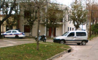 Fuerte choque entre una camioneta y una moto