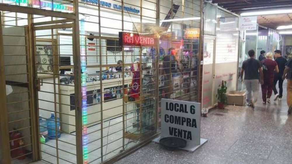 Golpe� a un hombre, cort� a un polic�a y destroz� vidrieras
