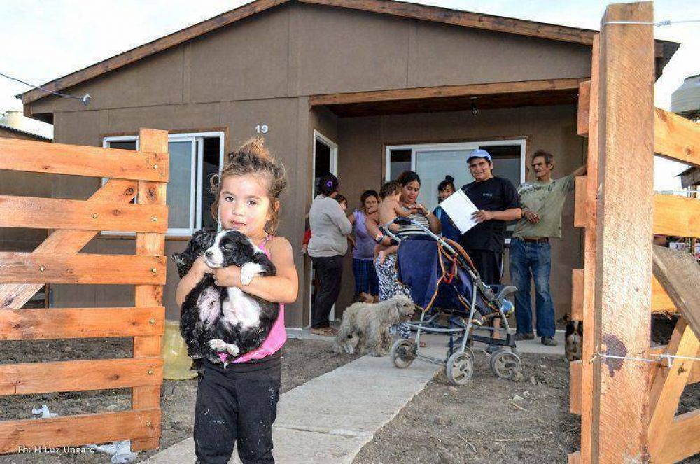 Entregan nuevas viviendas a familias que viven a la vera del Arroyo El Gato