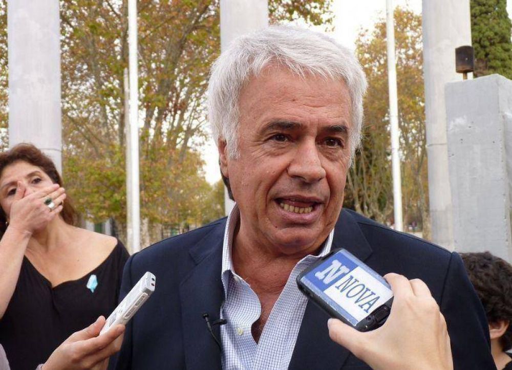 En su visita a La Plata, De la Sota pidi� 