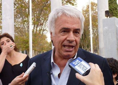 En su visita a La Plata, De la Sota pidi� 