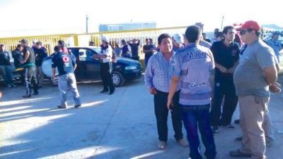 Obreros bloquearonn los accesos a la f�brica Cer�mica Alberdi