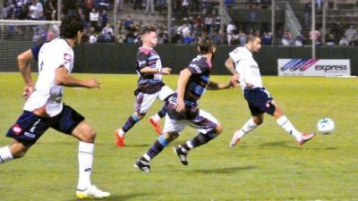 El santo devora rivales y se corta en soledad
