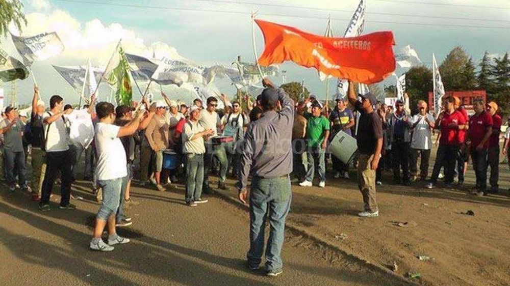 Se complica el conflicto con aceiteros: hay casi 100 buques varados en los puertos