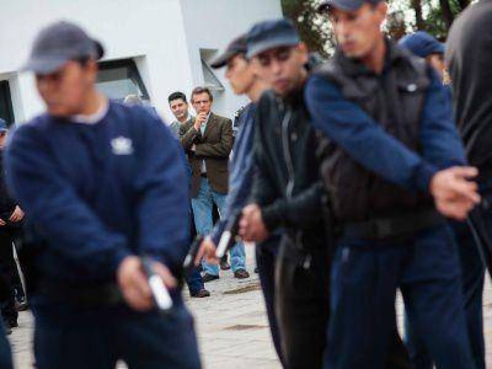  EL INTENDENTE VISIT� LA ESCUELA DE POLIC�A Y ANUNCI� LA APERTURA DE UNA NUEVA ETAPA DE INSCRIPCI�N