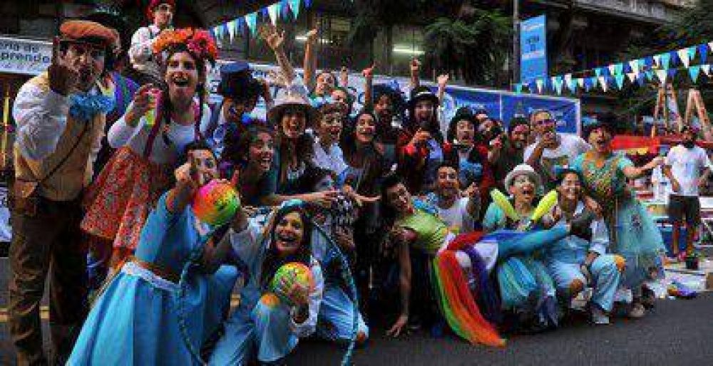 Con gran cantidad de p�blico, se inici� el festival en la Plaza de Mayo