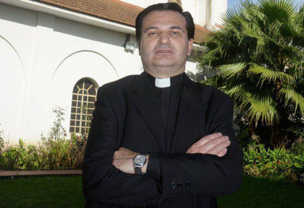 El cura sobrino del Papa fue amenazado y tiene custodia policial