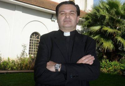 El cura sobrino del Papa fue amenazado y tiene custodia policial
