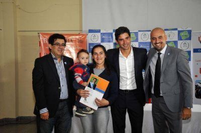 Hern�n Y Zurieta encabez� la entrega de escrituras en Punta Indio junto al ministro Arl�a