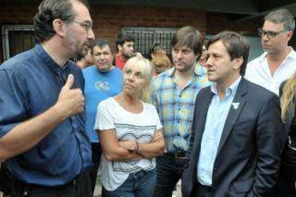 Mariano Recalde y Claudia Villafa�e recorrieron la villa 1-11-14