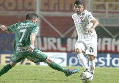 San Lorenzo gole� 3 a 0 a Sarmiento y alcanz� a Boca en la punta