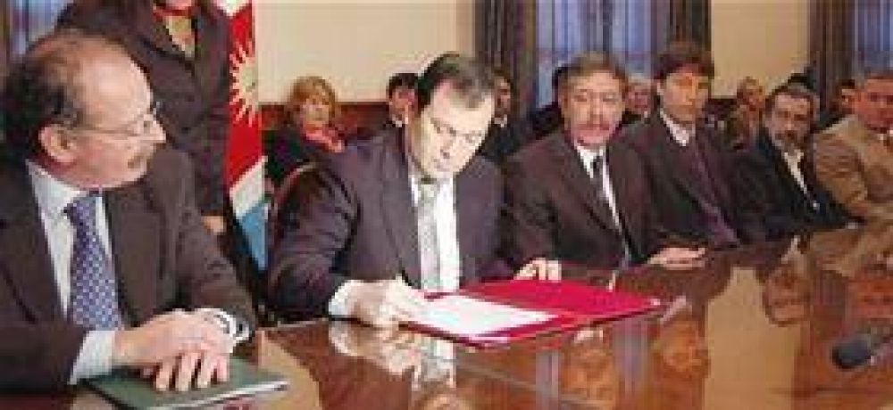 La Naci�n aporta $325 millones para Santiago 