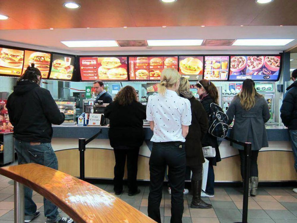 Se armaron el combo: robaron leche y botellas de agua de Mc Donald�s