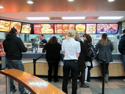 Se armaron el combo: robaron leche y botellas de agua de Mc Donald�s