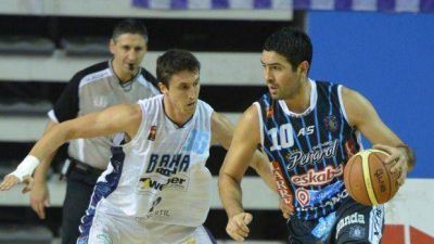 Pe�arol lo defini� en el final y puso la serie 2-0