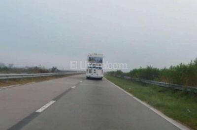 Un colectivo interurbano a alta velocidad a la salida de Santa Fe