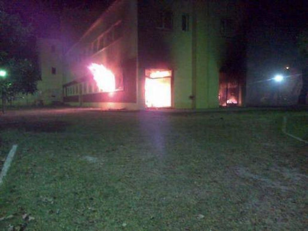 Incendian autos, comisar�a y municipalidad de Monte Hermoso tras hallazgo de Catherine