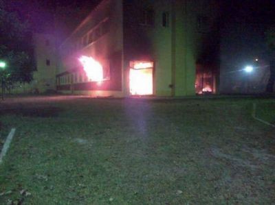 Incendian autos, comisar�a y municipalidad de Monte Hermoso tras hallazgo de Catherine