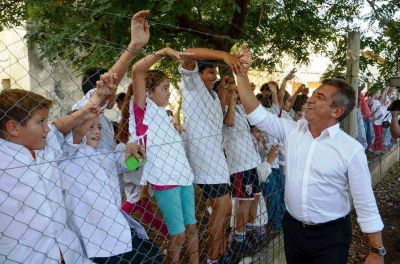 Urribarri retom� una intensa recorrida por la provincia 