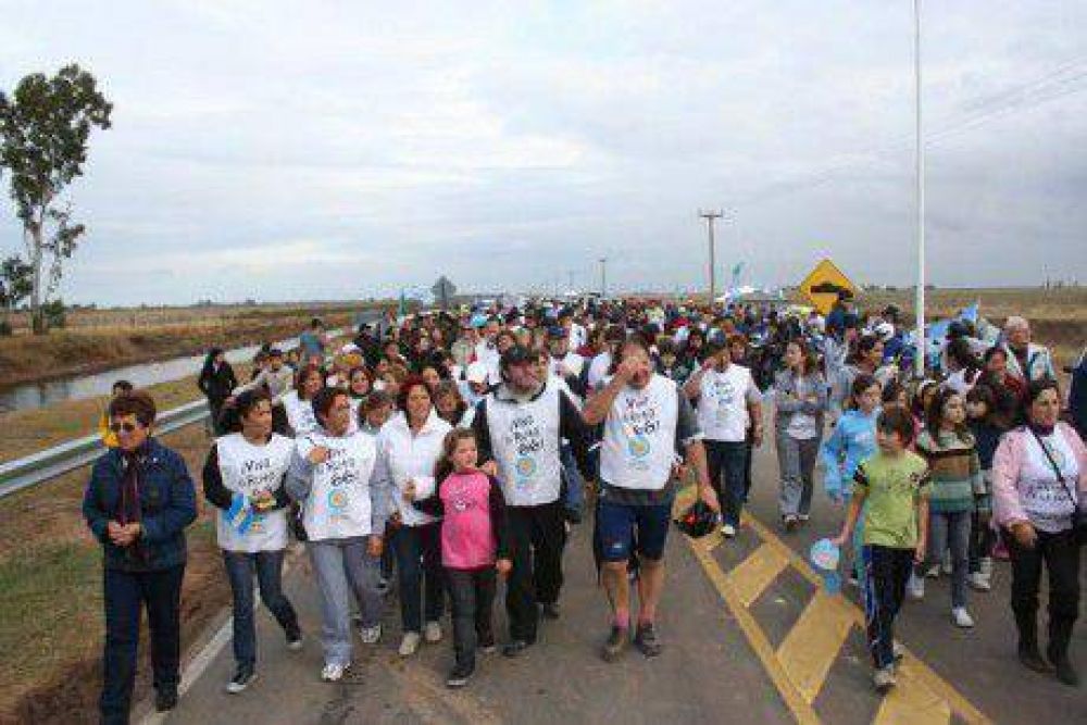 Original manera de agradecer la construcci�n de ruta entre Ameghino y Blaquier