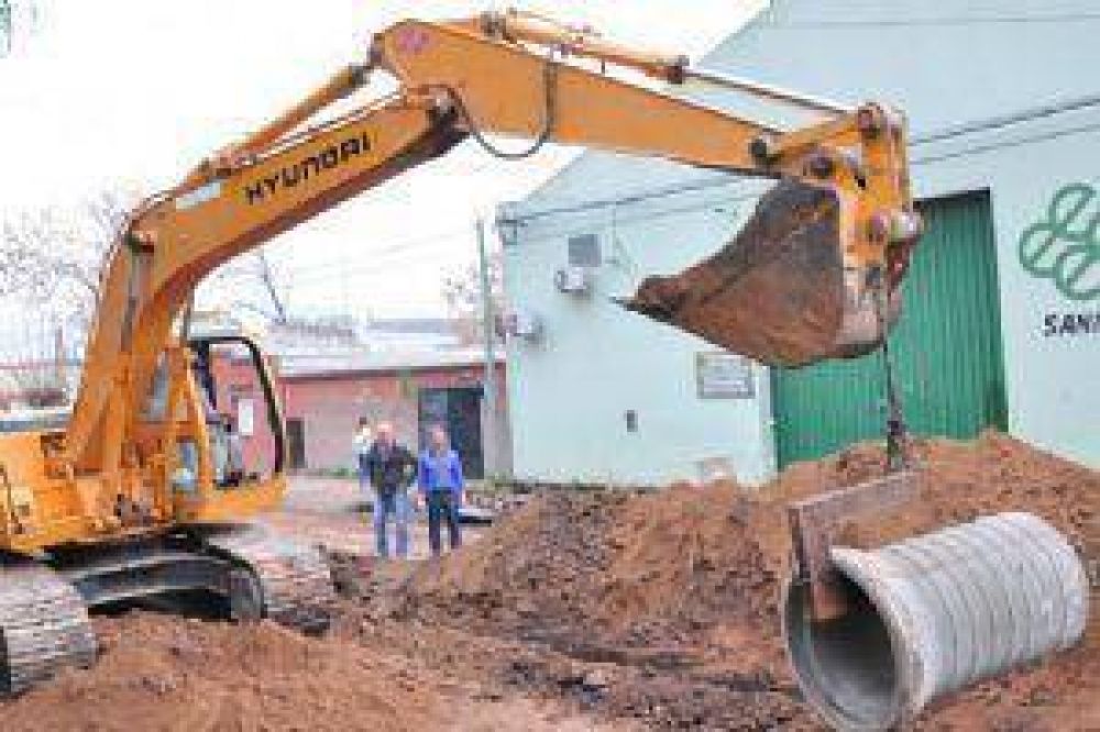 El municipio construye un conducto pluvial sobre calle Mathus