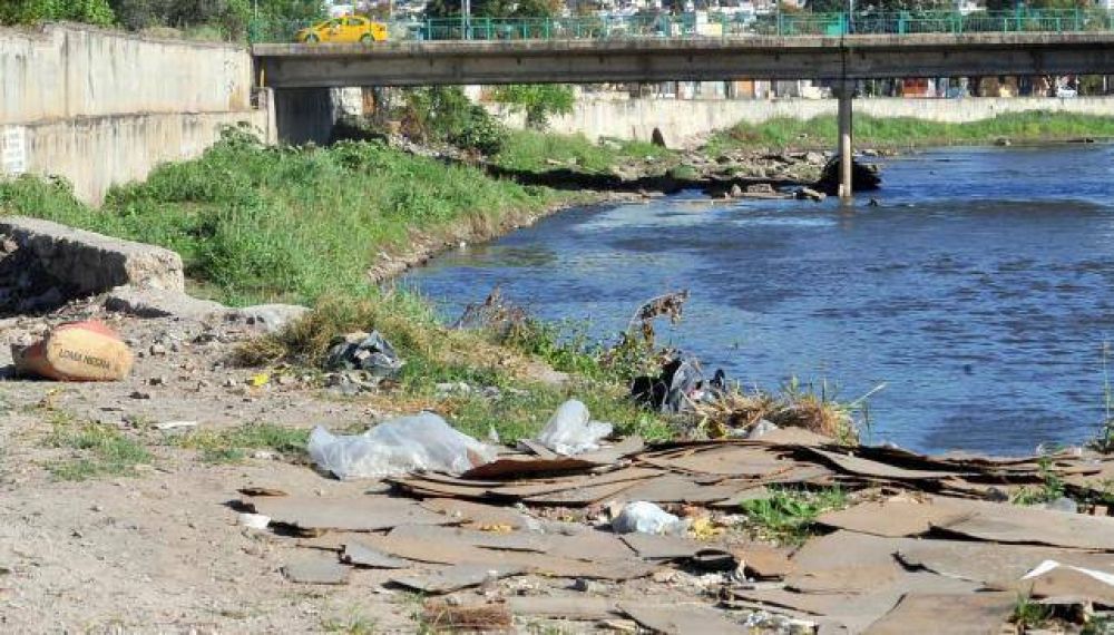El r�o Suqu�a se muestra otra vez sucio y erosionado