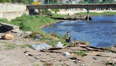 El r�o Suqu�a se muestra otra vez sucio y erosionado