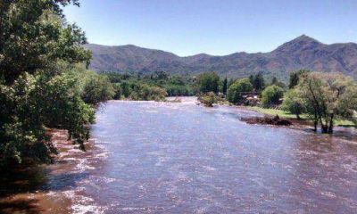 Buscan intensamente a un joven en el r�o Cosqu�n
