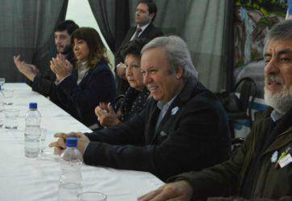 �Espero traer la firma de los contratos�