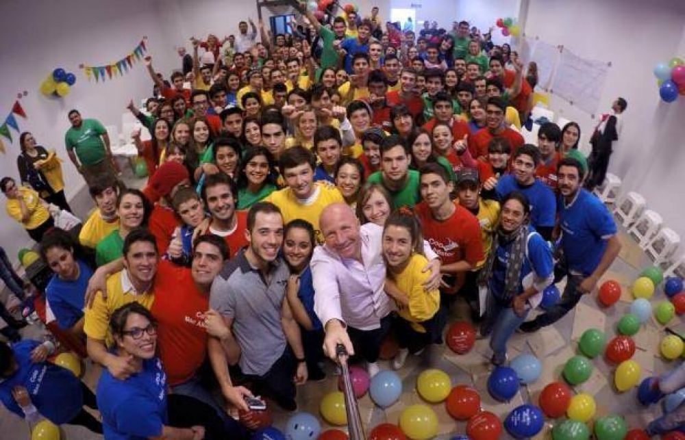 Mac Allister, junto a 200 j�venes de la provincia