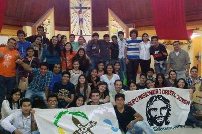 J�venes bande�os celebraron Pentecost�s con una gran vigilia en la parroquia Santiago Ap�stol
