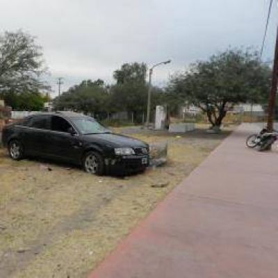 Auto se subi� a la vereda, mat� a un peat�n y dej� herido a otro