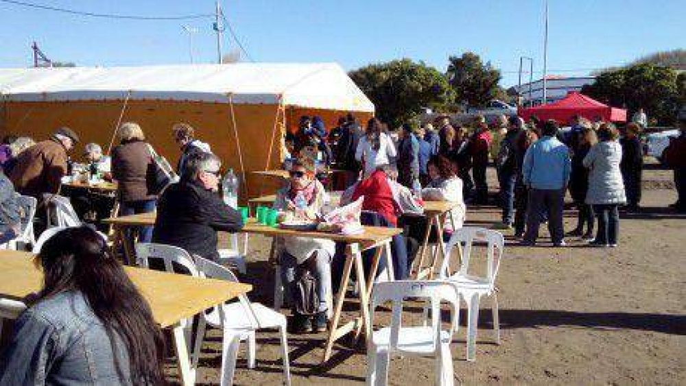 Numerosos vecinos participaron de la Feria Gastronmica en El Cndor