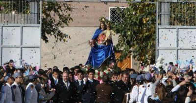 A la Virgen le tiraron flores hasta de un helic�ptero