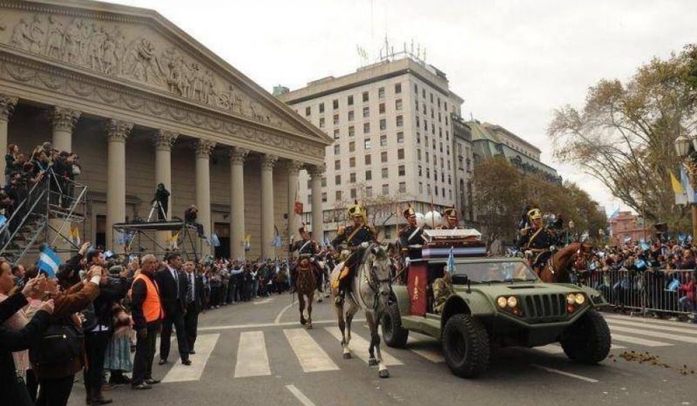 Despliegue y color en el desfile patrio