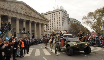 Despliegue y color en el desfile patrio