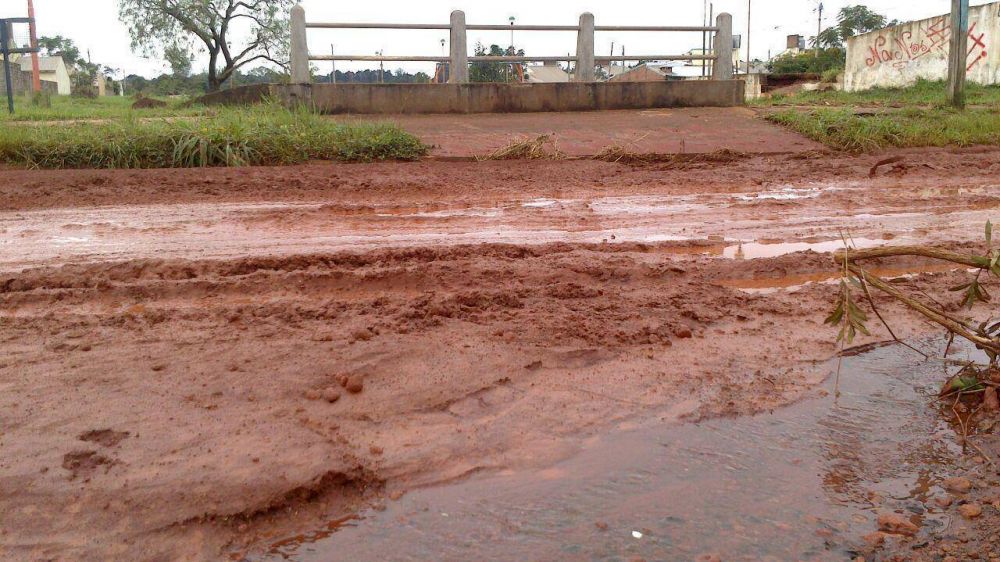 Calles intransitables en el barrio INGAR 100 de Itaemb� Min�