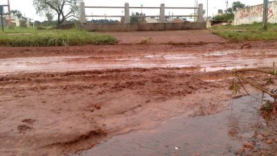 Calles intransitables en el barrio INGAR 100 de Itaemb� Min�