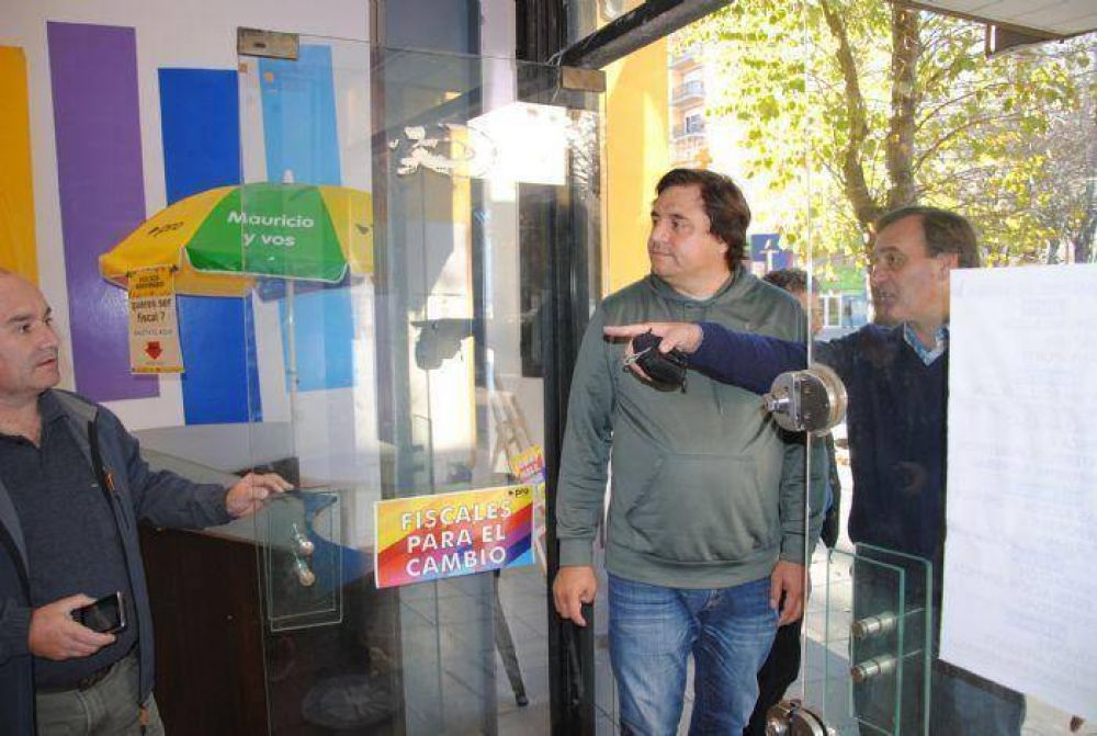 Manino Iriart se acerc� para ponerse a disposici�n de los macristas