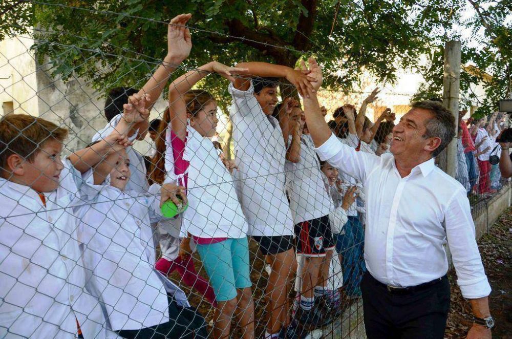 Urribarri retom� una intensa recorrida por la provincia 