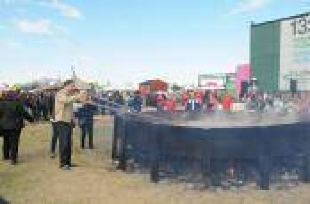 La Plata: Realizaron el guiso de lentejas m�s grande del mundo, a beneficio de instituciones