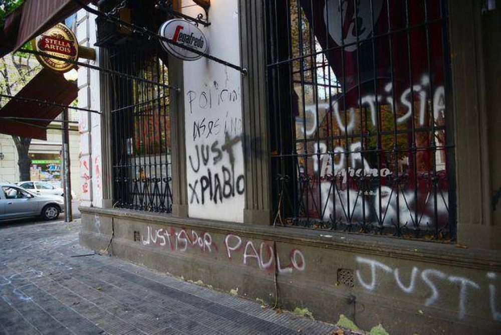 Furiosa protesta y destrozos por el crimen de un hombre en 3 y 51